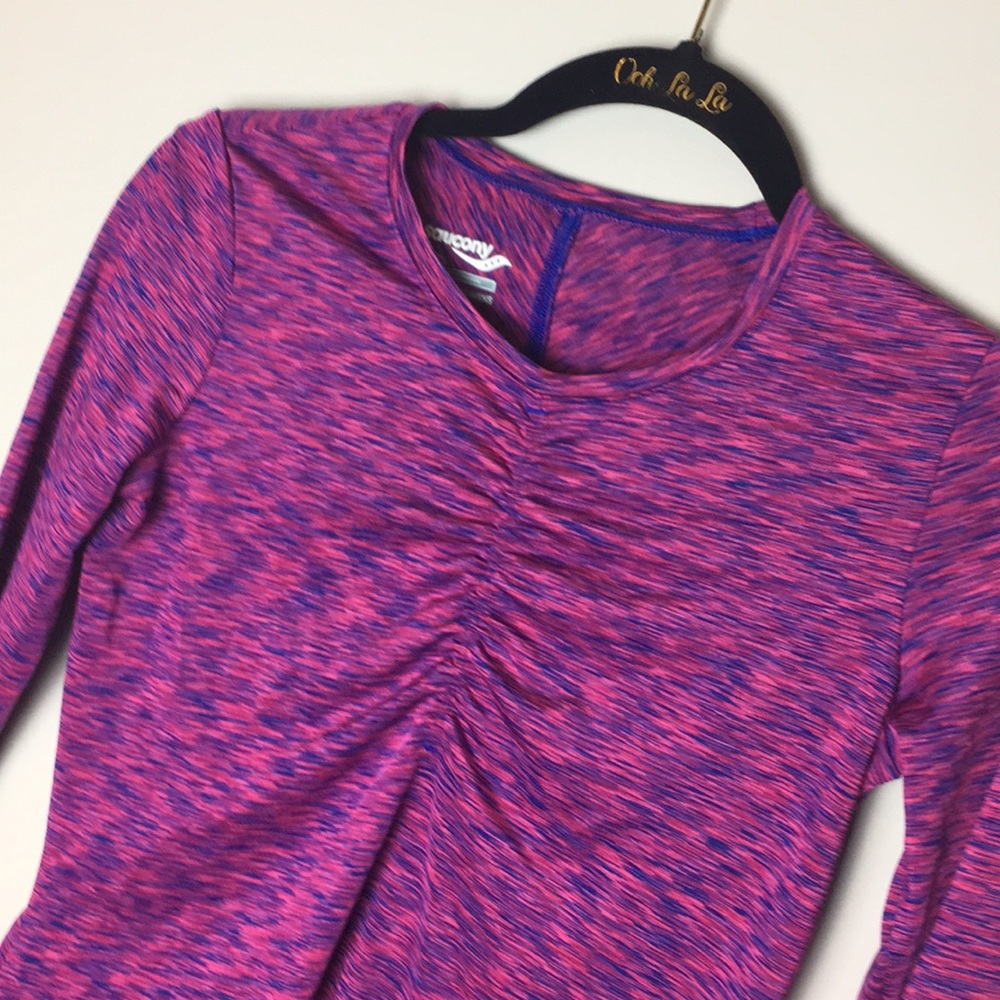 Saucony Women’s fitted running top thumbholes